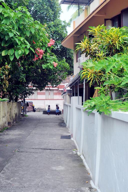 לינה וארוחת בוקר Kochi Das Residency מראה חיצוני תמונה